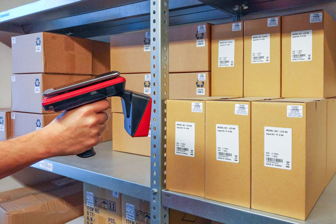Mass scanning of RFID tags in boxes